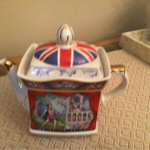 Shakespeare Themed Teapot with Gold Handle Romeo and Juliet